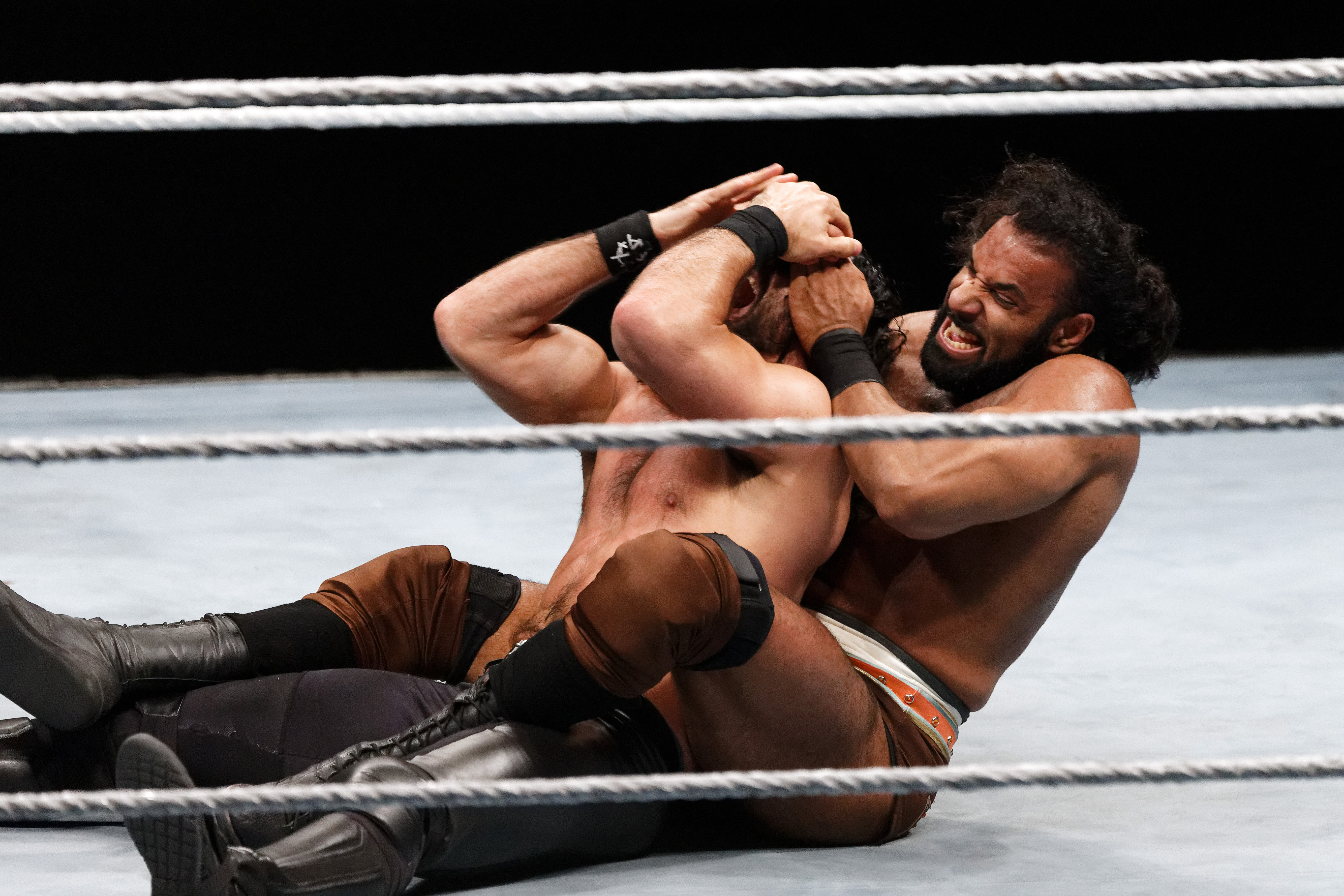 Seth Rollins vs Jinder Mahal